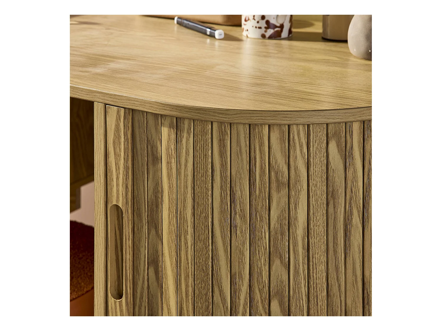 Bureau ovale décor bois rainuré avec deux espaces de rangement. L 120 x P 55 x H 77 cm