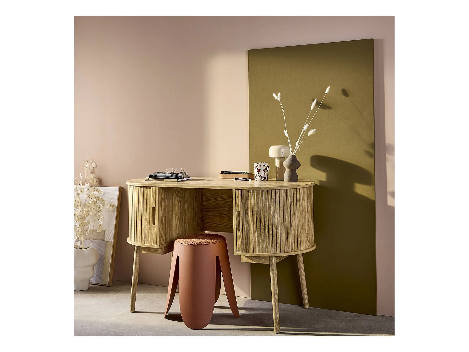 Bureau ovale décor bois rainuré avec deux espaces de rangement. L 120 x P 55 x H 77 cm