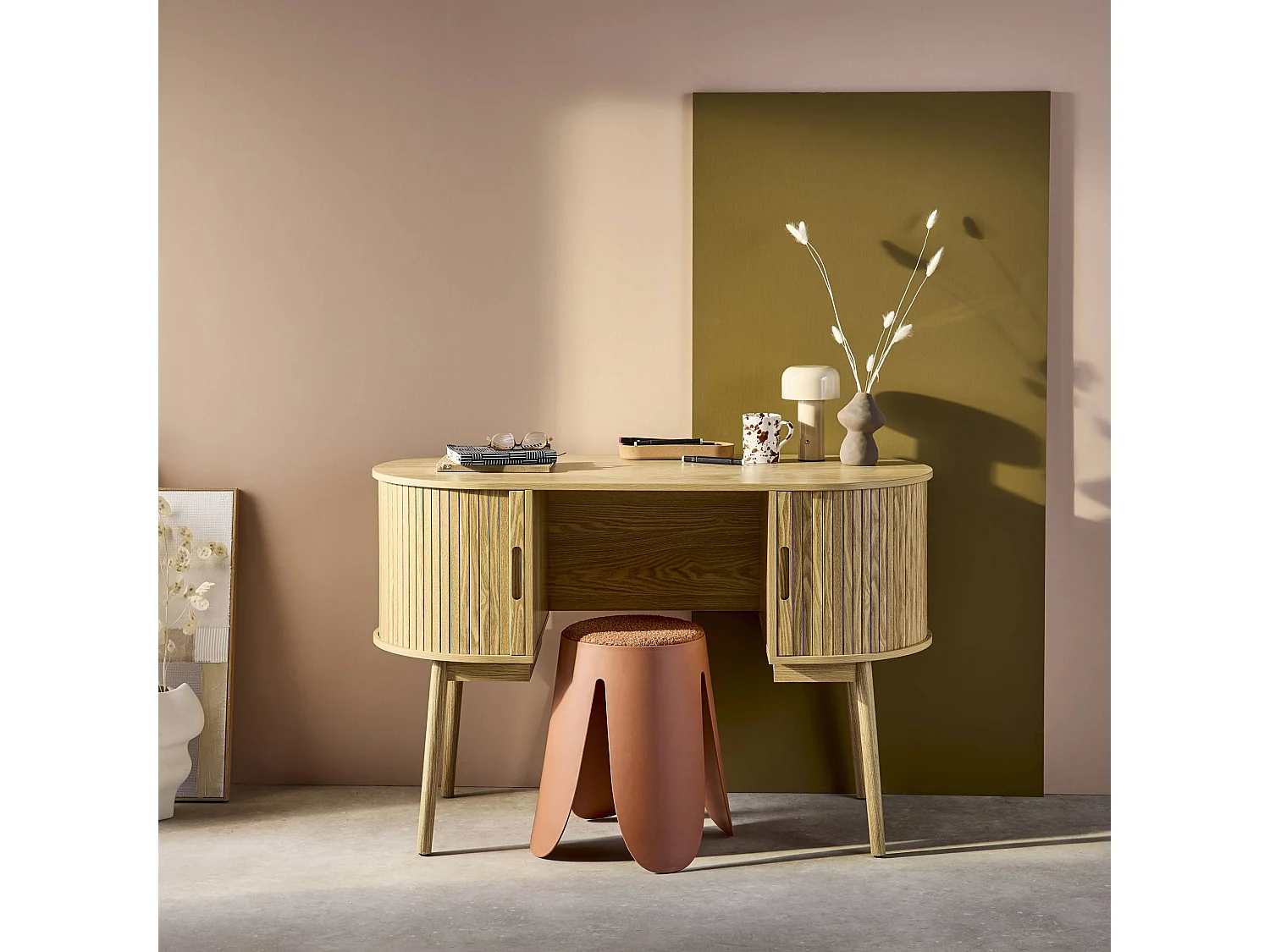 Scrivania ovale con effetto legno scanalato e due vani portaoggetti,