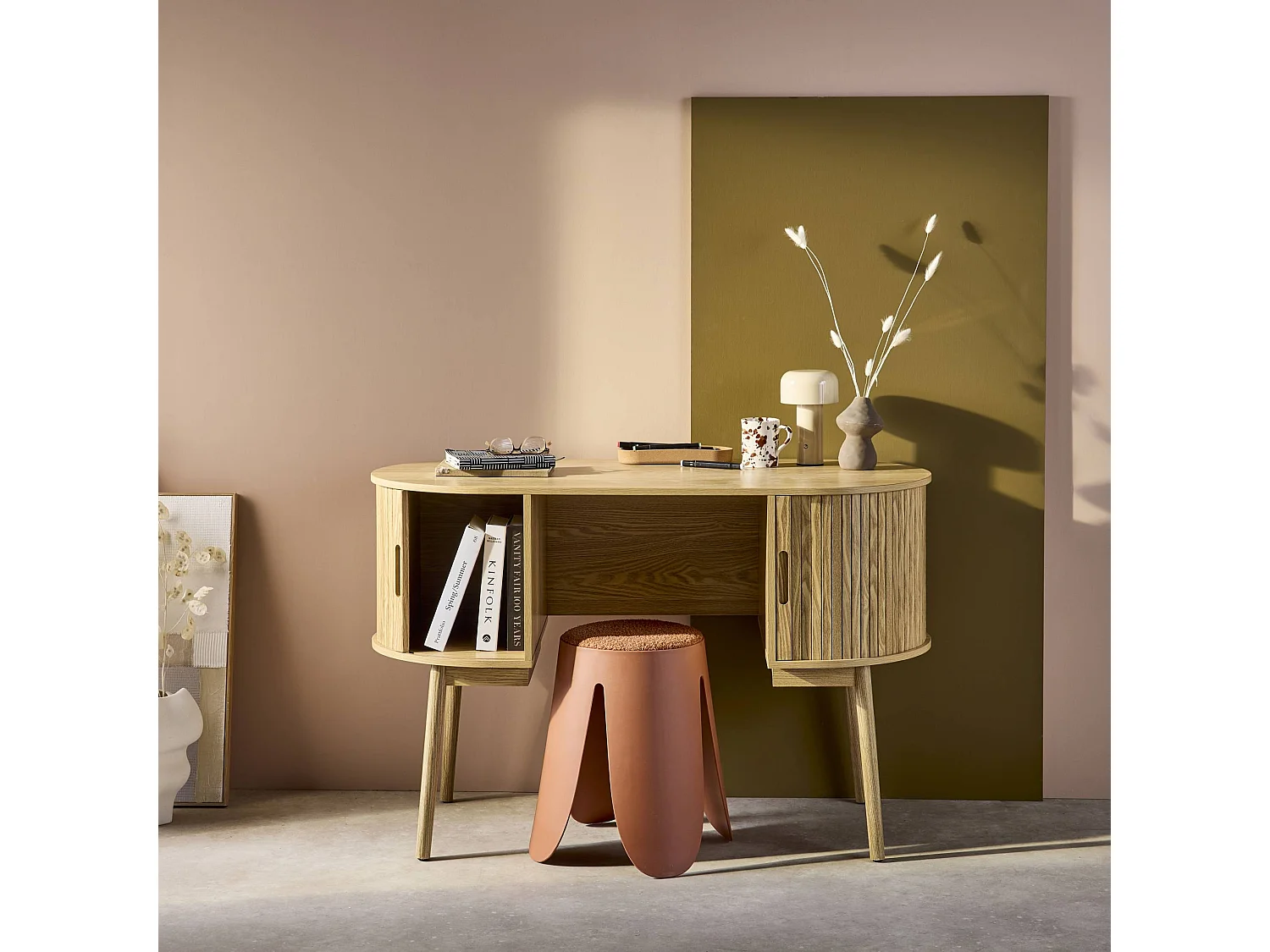 Scrivania ovale con effetto legno scanalato e due vani portaoggetti,