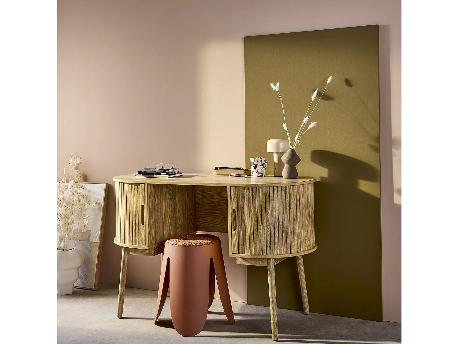 Scrivania ovale con effetto legno scanalato e due vani portaoggetti,