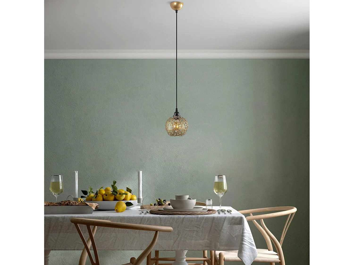 Suspension dorée chambre – motif floral ajouré ERZIN