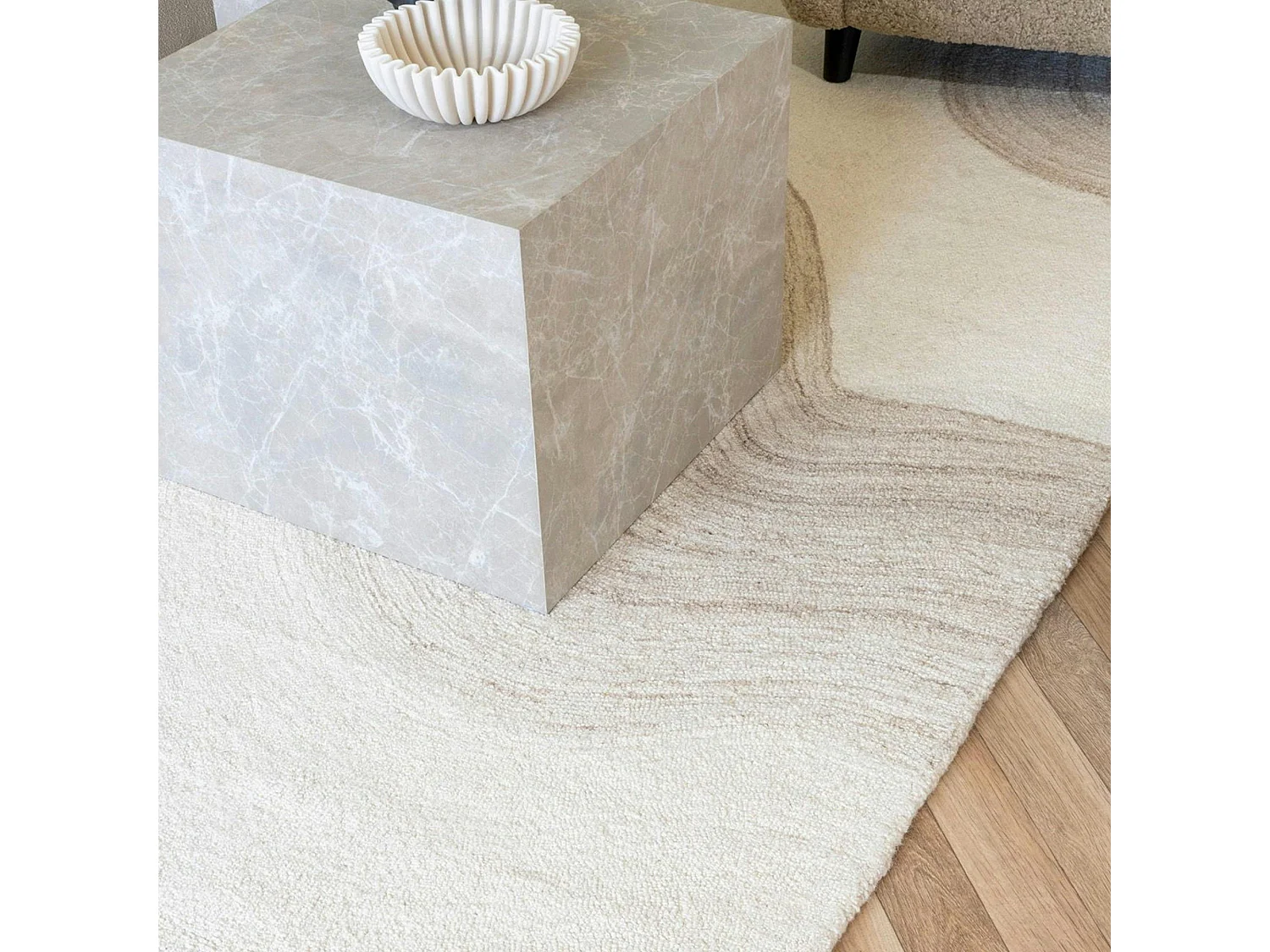 Tapis moderne blanc et brun tufté main motif vague 200x300 cm FEZ