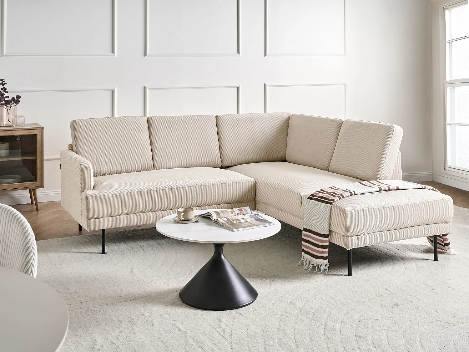 Canapé d'Angle Moderne Côté droite 4 Places Pieds en Métal Dossier Rembourré en Velours Côtelé Beige Breda