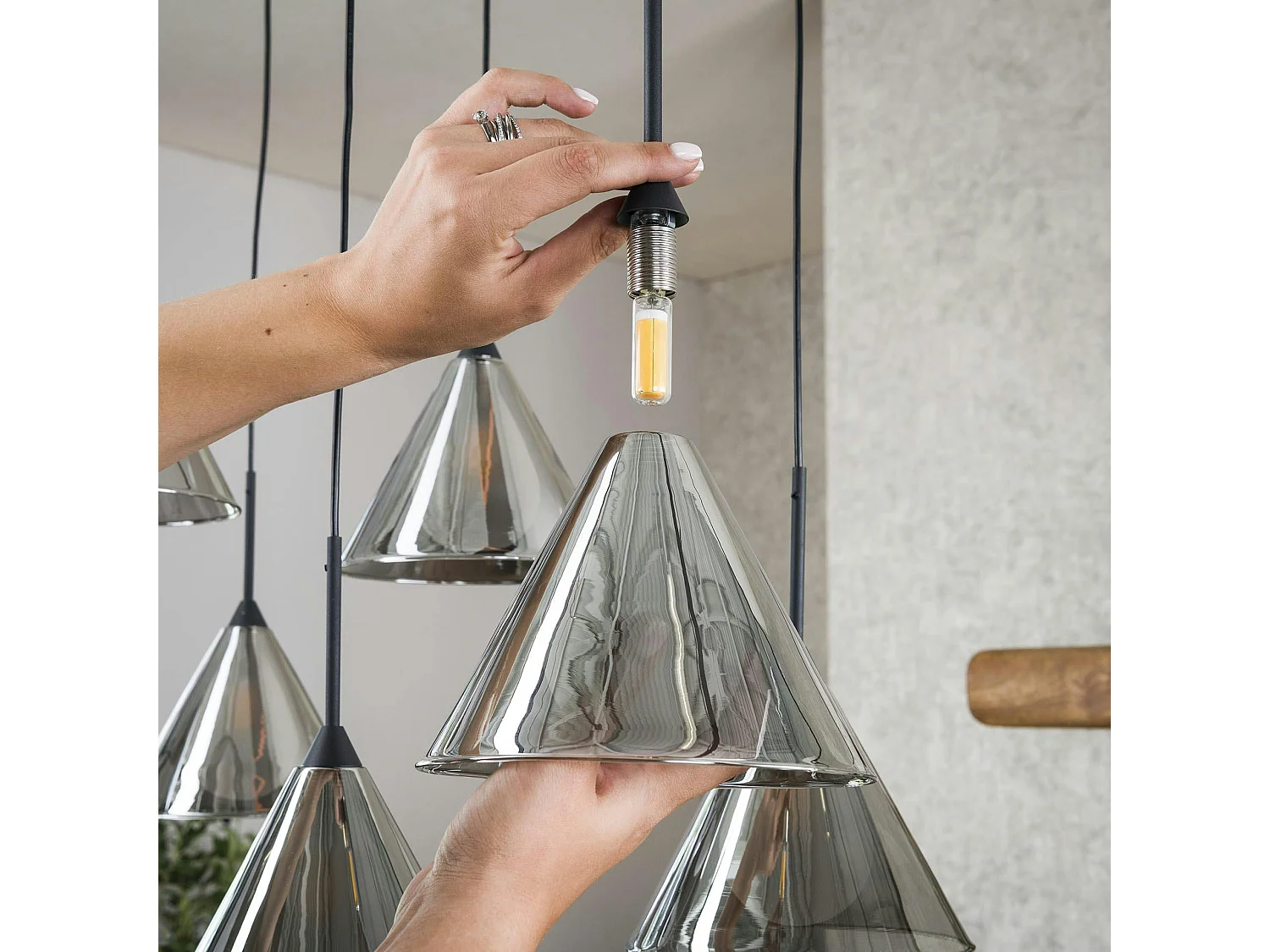 Suspension design en verre fumé 9 abat-jour coniques RALF