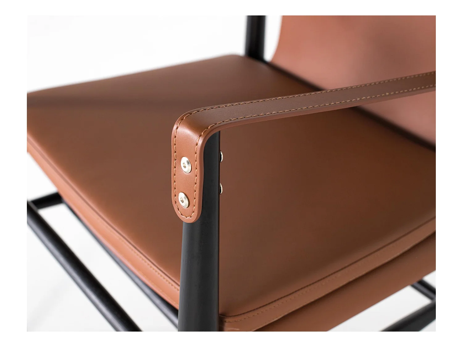 Fauteuil recouvert de cuir synthétique et de bois de frêne marron