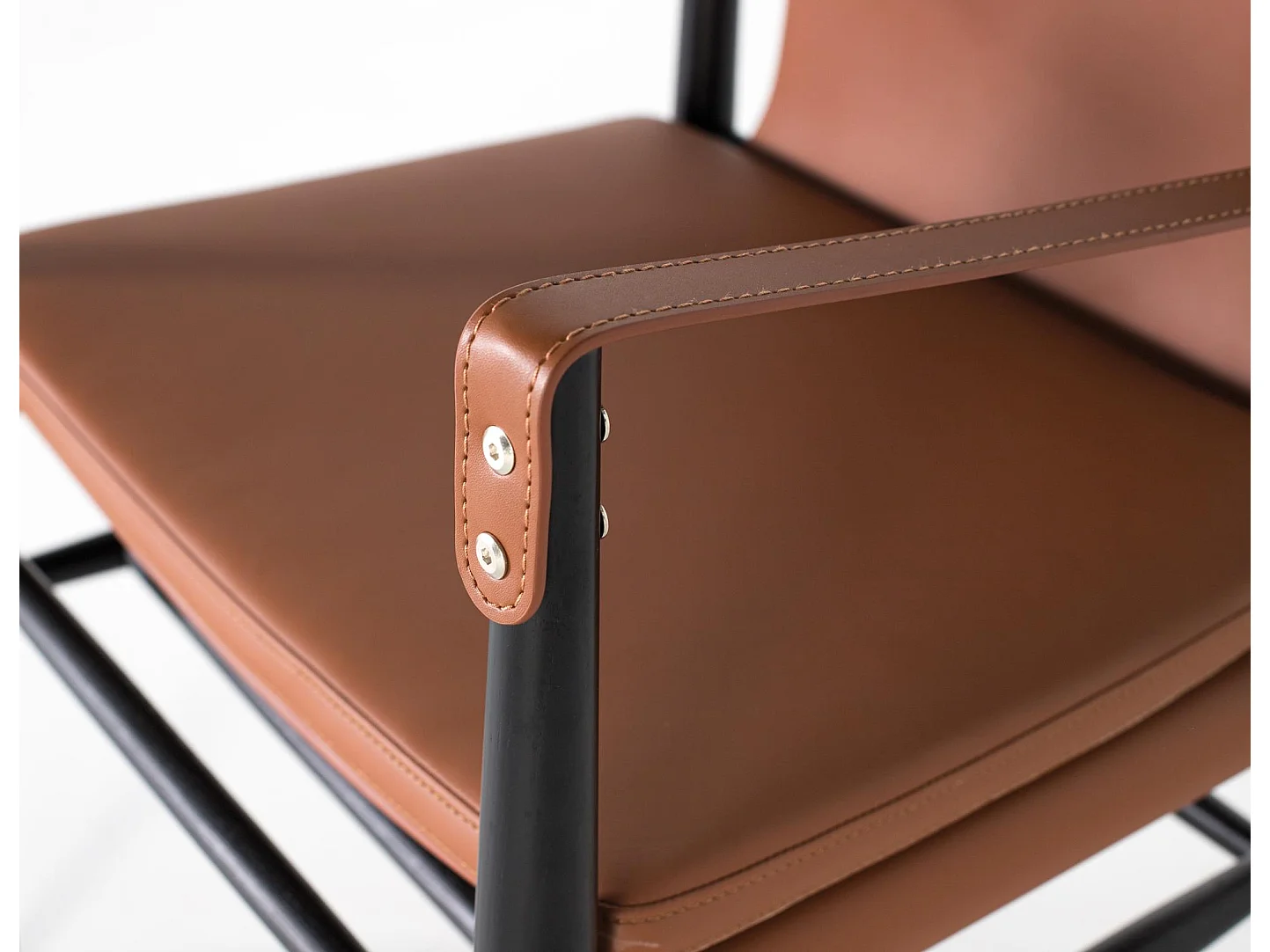 Fauteuil recouvert de cuir synthétique et de bois de frêne marron