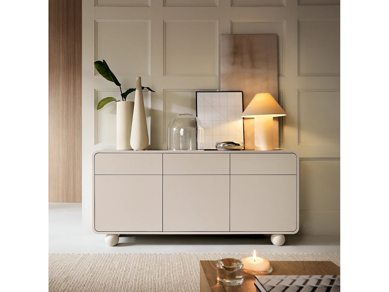 Sideboard aus Kaschmir mit drei Schränken und drei Schubladen – Modernes Design, kugelförmige Beine, 160 x 75 x 39 cm