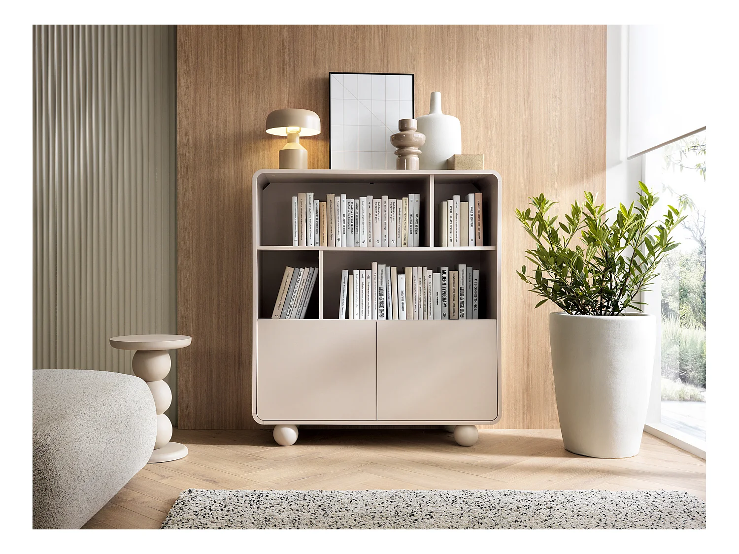 Bücherregal Cashmere mit Regalböden und Schrank – Modernes Design, kugelförmige Beine, 108 x 121 x 39 cm