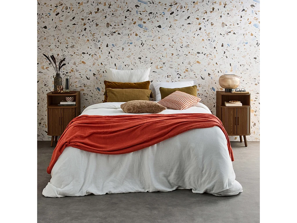 Lot de 2 tables de chevet 2 portes coulissantes + 1 niche effet bois rainuré noyer. L 40 x P 40 x H 70cm