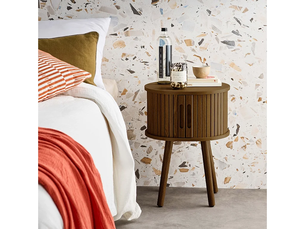 Mesita de noche ovalada escandinava con decoración madera ranurada,