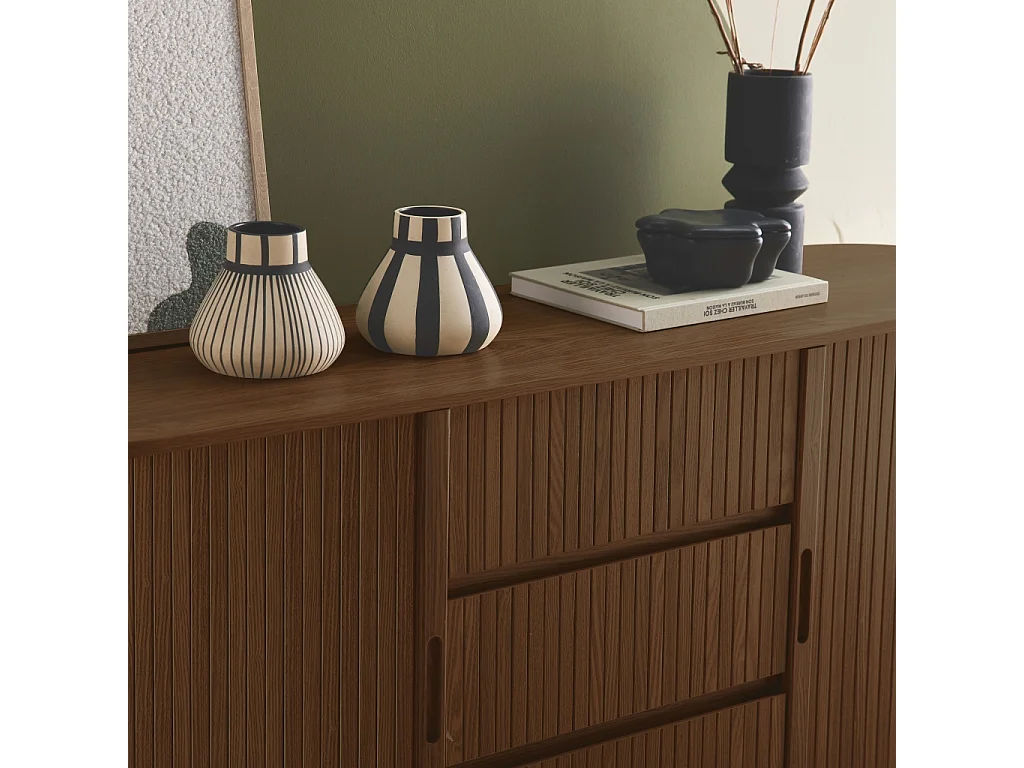 Aparador escandinavo efecto madera ranurada con 2 puertas correderas,