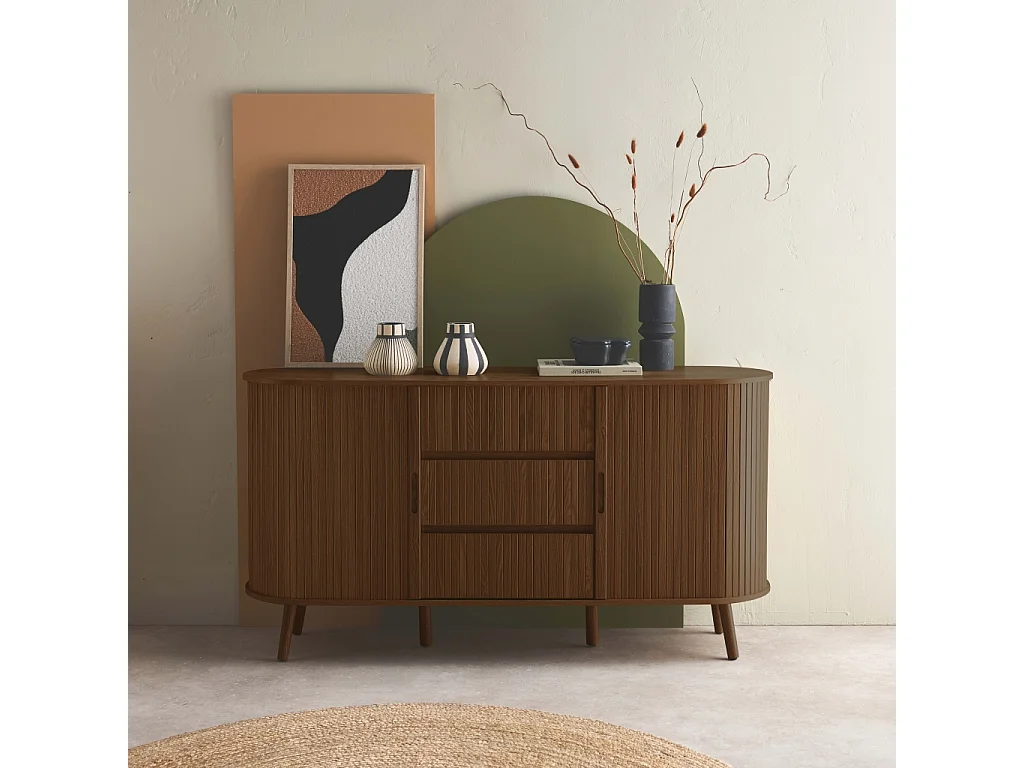 Buffet scandinave ovale 2 portes coulissantes. 4 compartiments. 3 tiroirs. décor bois rainuré. teinte noyer. L 150 x P 40 x H 79cm