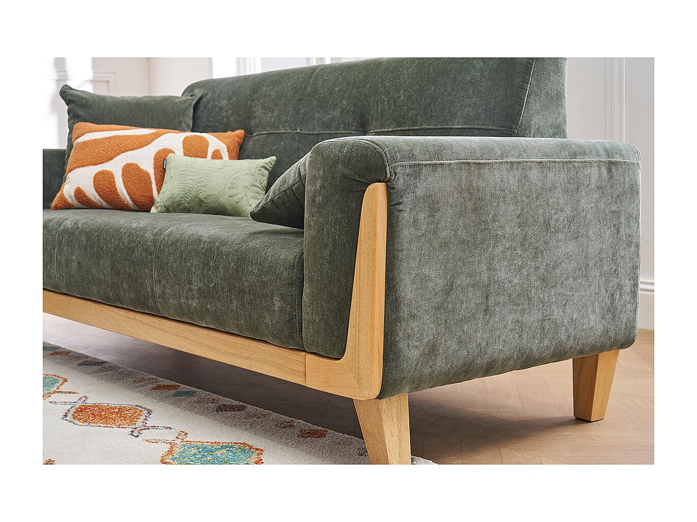 Sofá escandinavo de 3 plazas de terciopelo verde caqui y madera clara FJORD