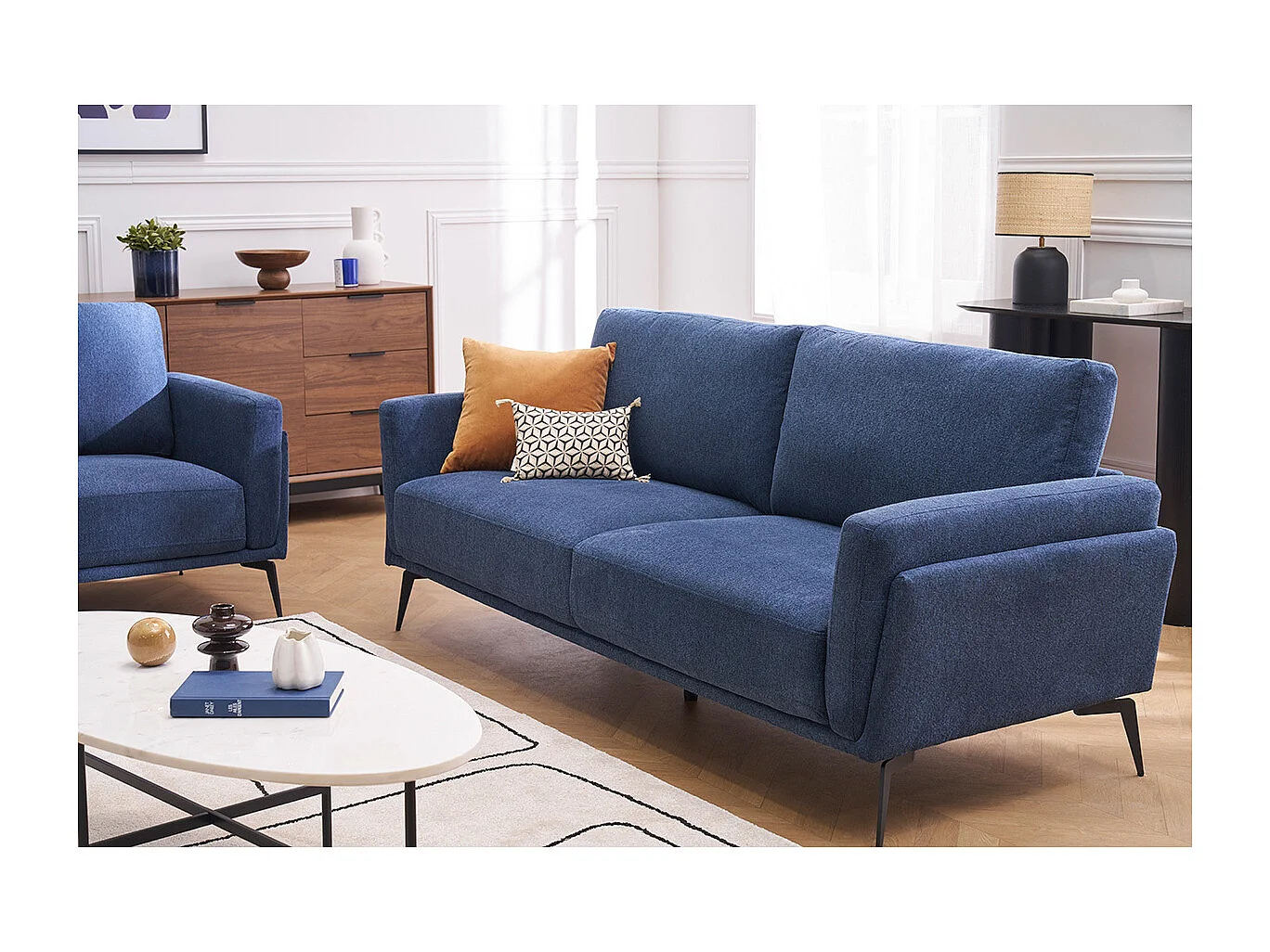 Canapé design 3 places en tissu effet velours texturé bleu foncé et métal noir MOSCO