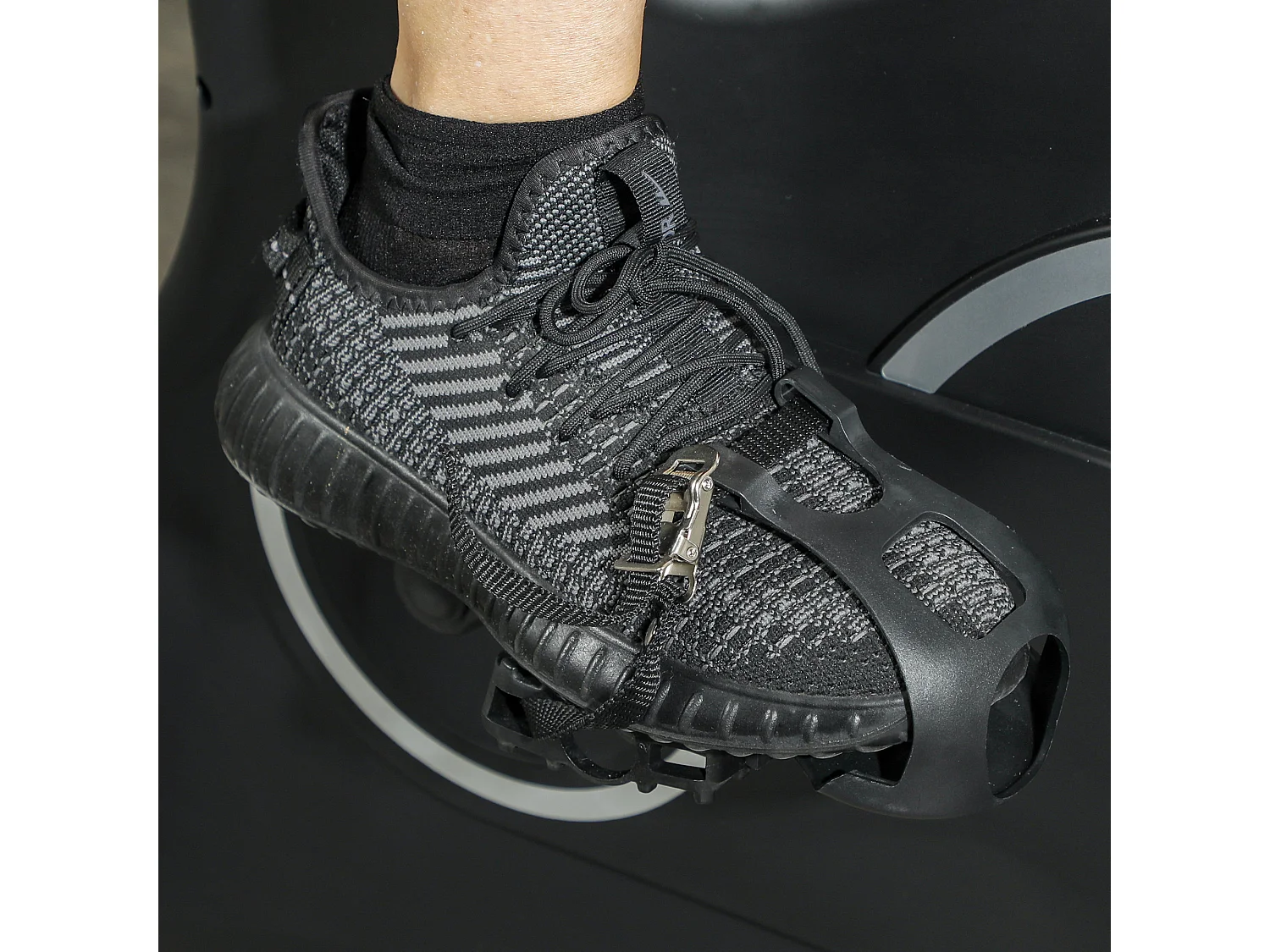 Vélo d'appartement allongé avec résistance magnétique, acier, noir, écran LCD, siège réglable (97x52x113cm)