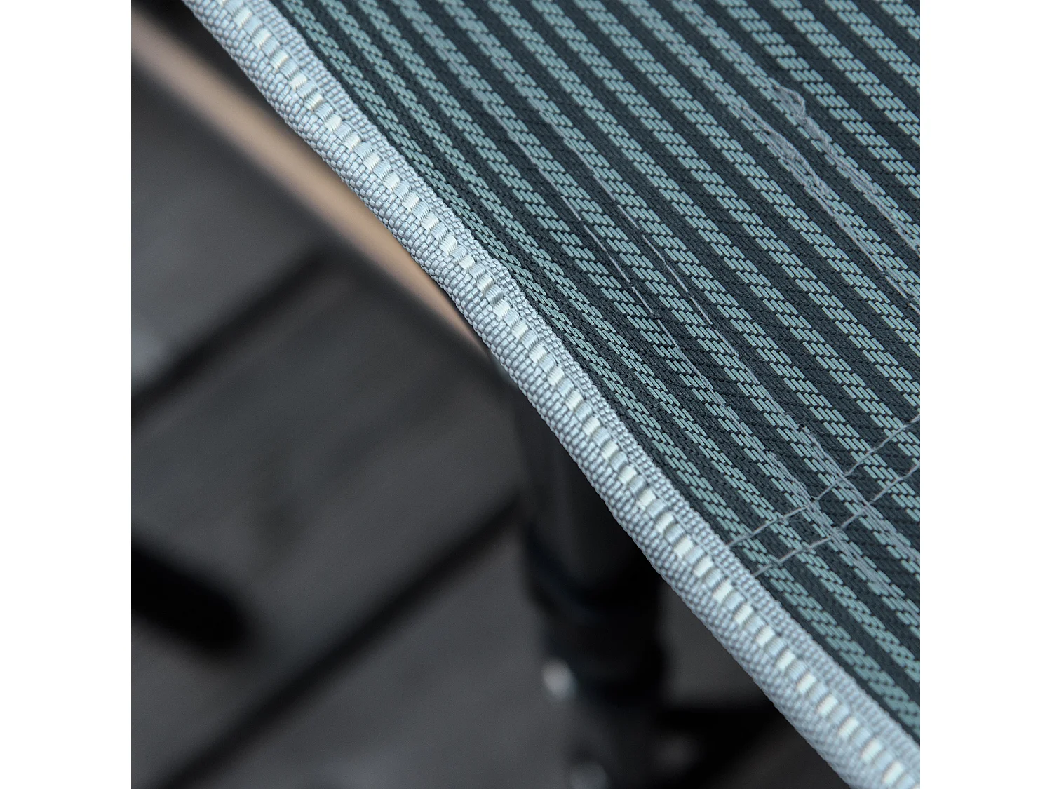 Chaise longue pliable, avec coussin et poche latérale, en métal et tissu Oxford, gris (188x64.5x53 cm)