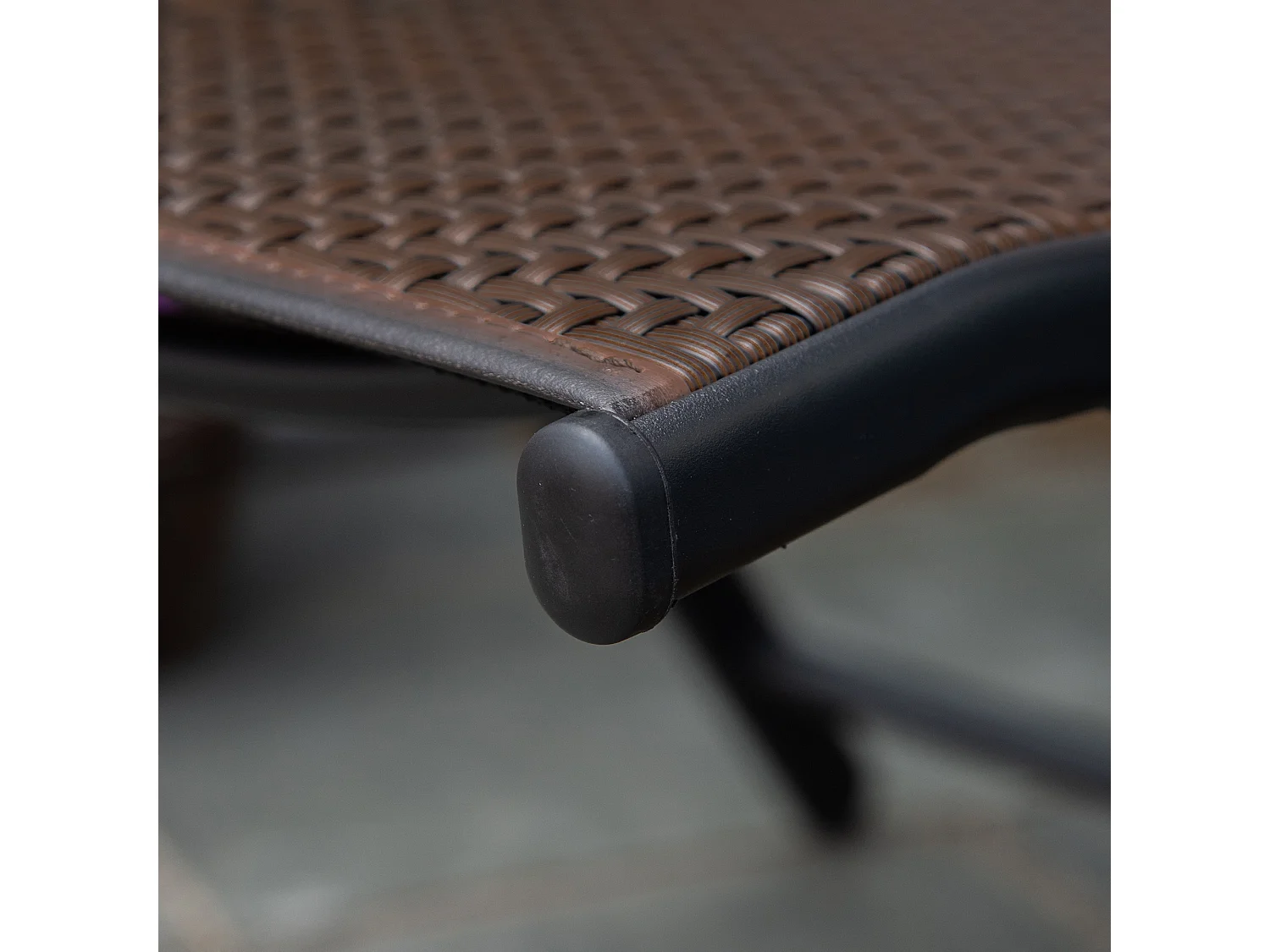 Sedia pieghevole in polyrattan con braccioli, schienale regolabile in 7 posizioni, polietilene, marrone (58x71x111cm)