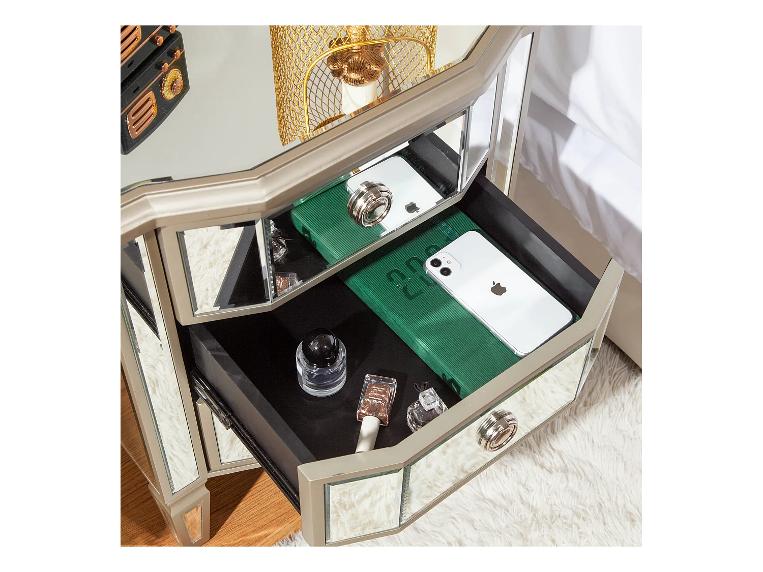 Table de chevet vintage à 3 tiroirs, verre miroir, MDF et bois, kaki clair et beige (50x40x60 cm)