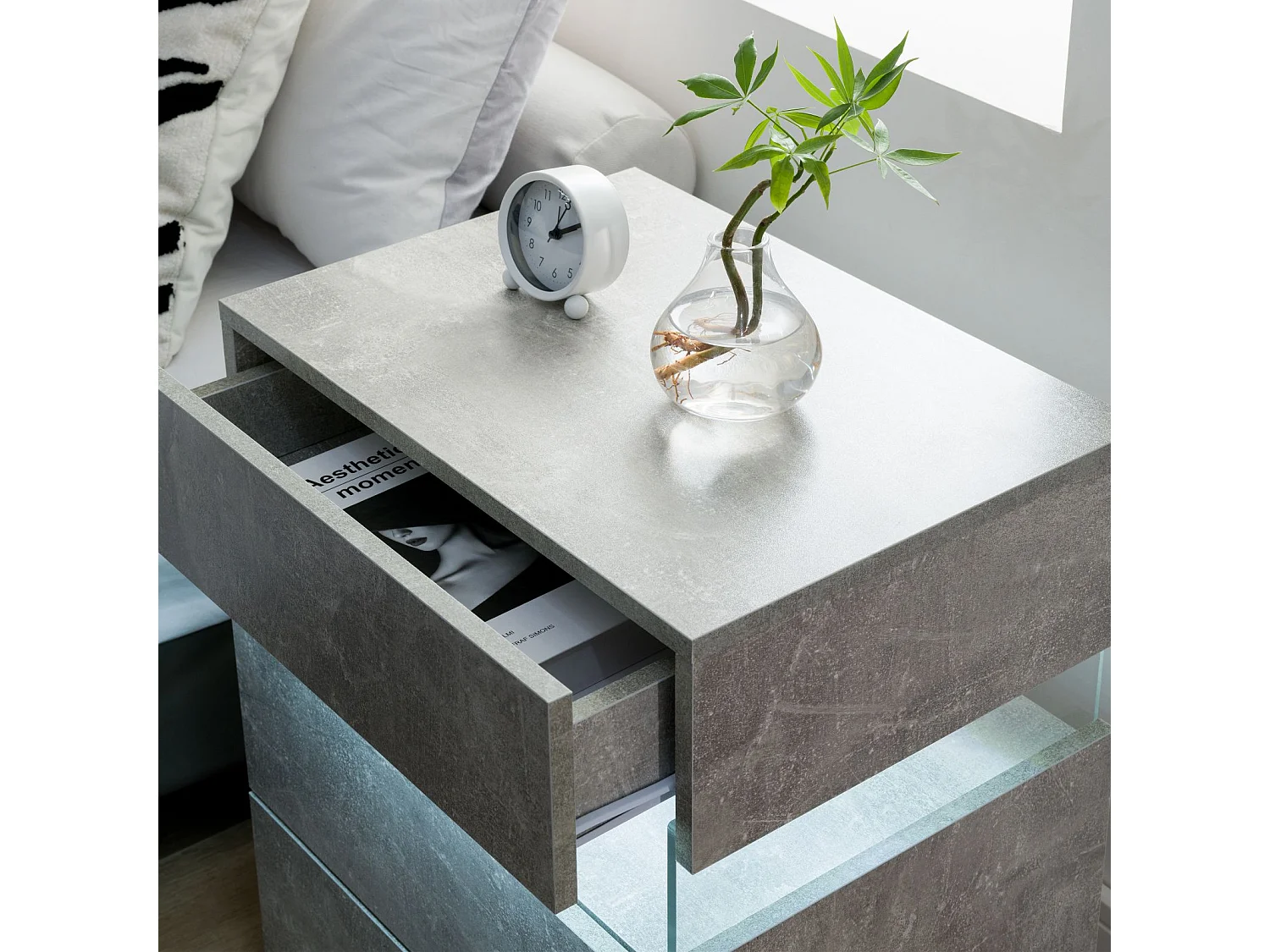 Mesita de noche LED con 3 cajones, panel acrílico e iluminación RGB, aglomerado, gris (48x38x61 cm)