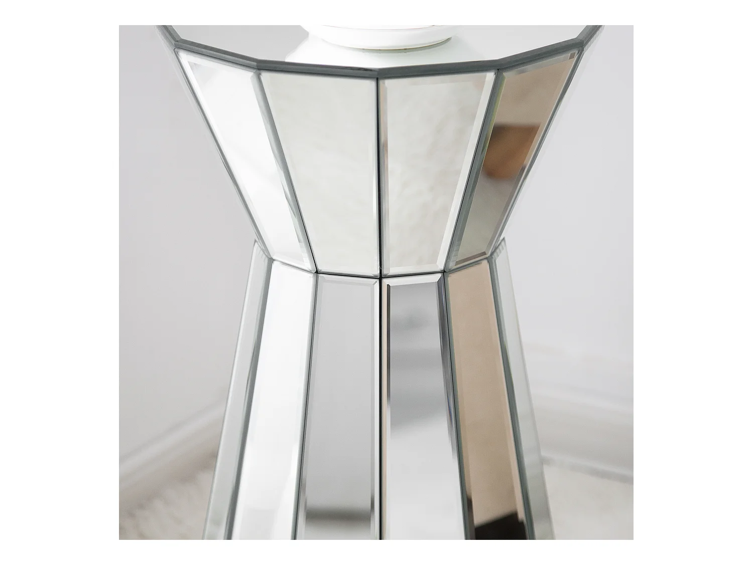 Table d'appoint moderne en verre et MDF, design élégant avec finition miroir, argenté (30x30x55.5cm)