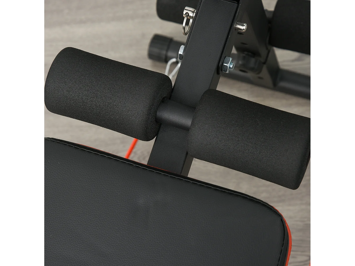 Banc d'entraînement abdominal réglable et pliable, multifonction avec cordes, acier, noir et rouge (137x51x66 cm)