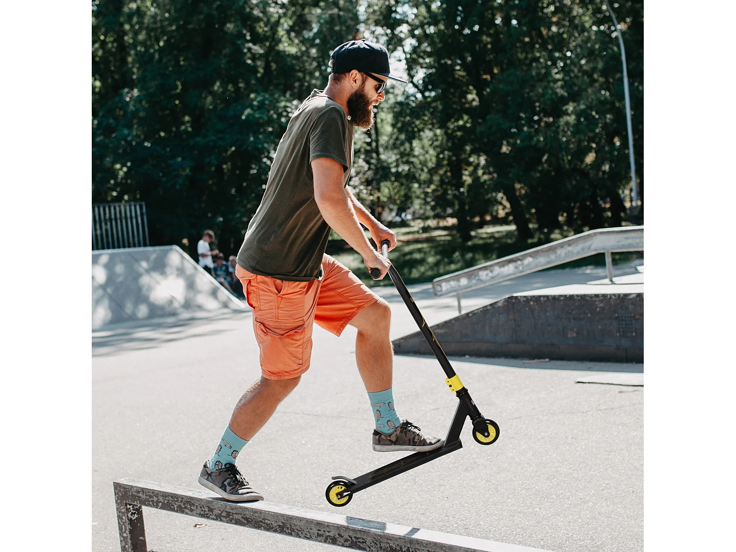 Freestyle step, ergonomisch design, aluminium, goud met 100 mm leren wielen en ABEC 9 lagers (68x47,2x86 cm)