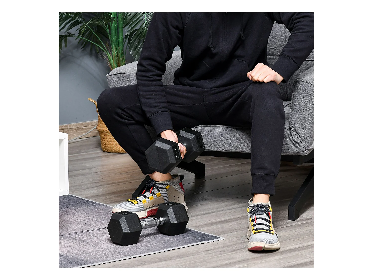 Haltères hexagonaux 2x8kg, fonte et caoutchouc, poignées striées, noir (30.5x12.7x12.7cm)