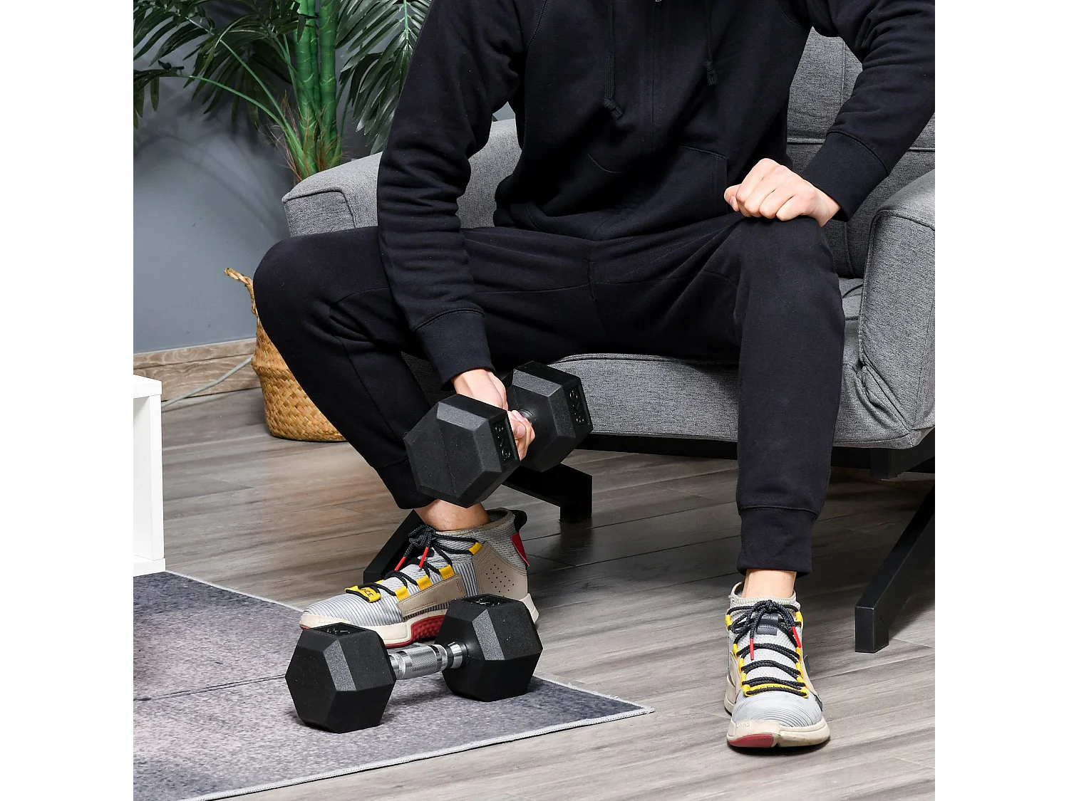 Haltères hexagonaux 2x8kg, fonte et caoutchouc, poignées striées, noir (30.5x12.7x12.7cm)