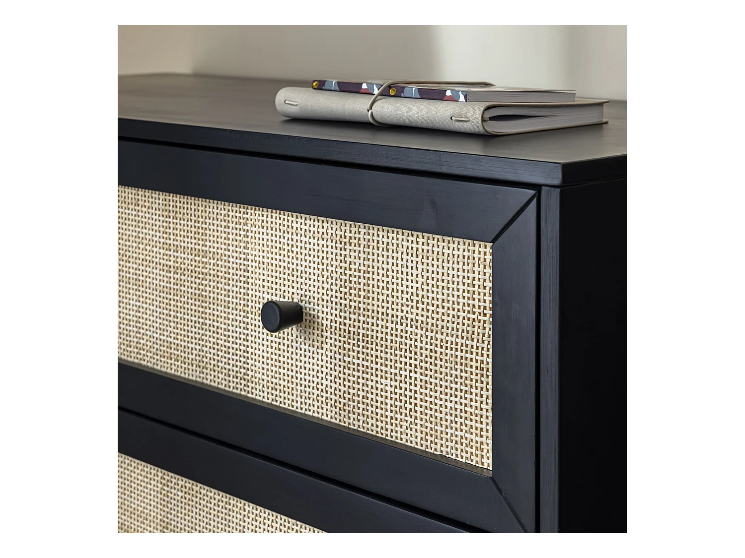 Commode cannage avec 3 tiroirs noir ANNA - ANNA