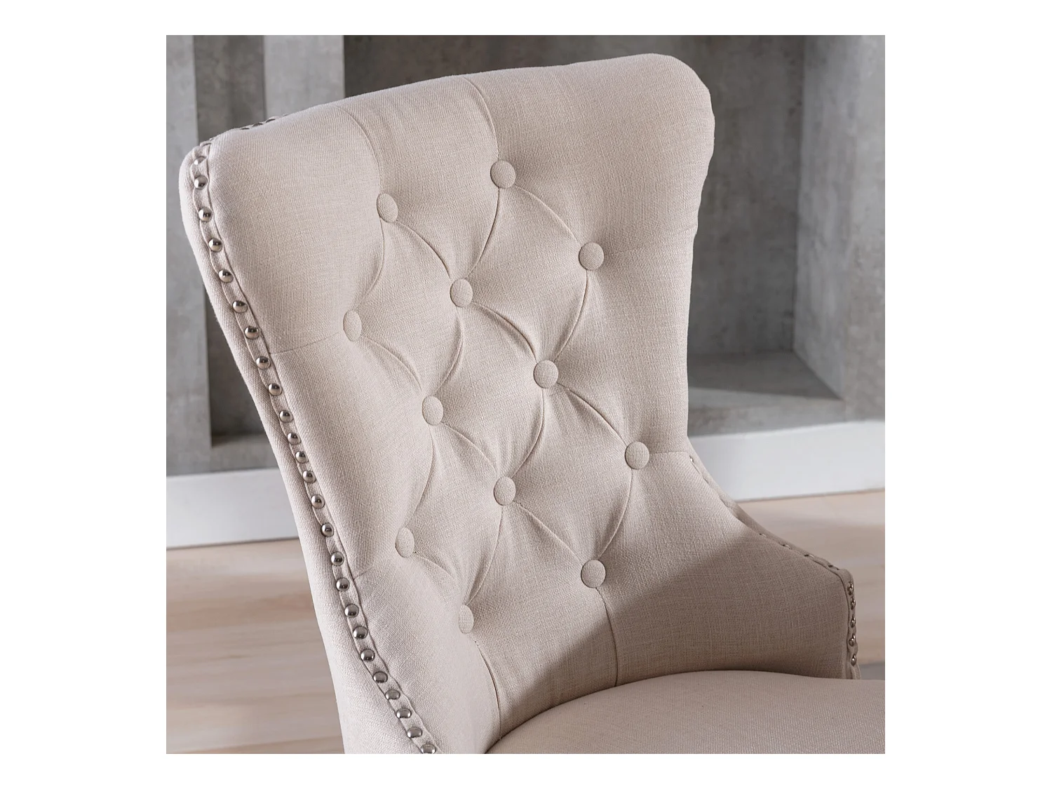 Chaise longue in tela beige con piedini in legno tuftato rivestito in metallo per sala da pranzo o camera da letto