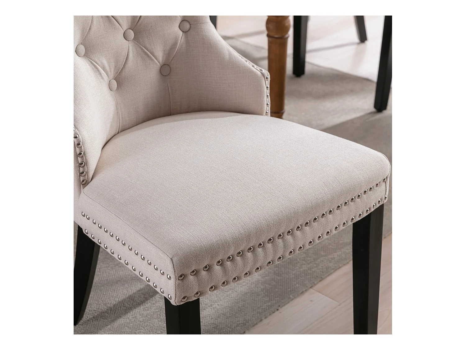 Chaise longue in tela beige con piedini in legno tuftato rivestito in metallo per sala da pranzo o camera da letto