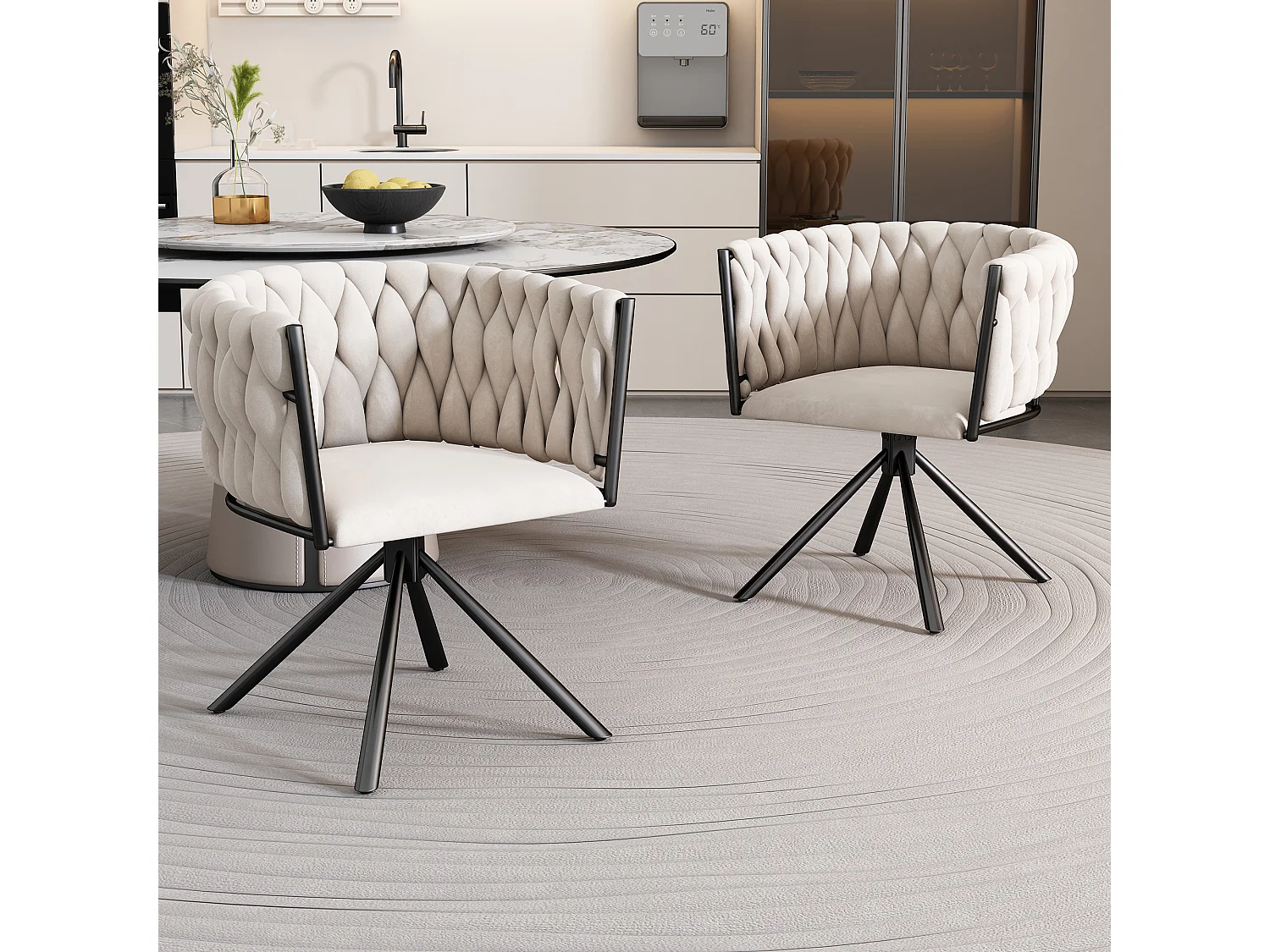 Silla giratoria de terciopelo beige de diseño moderno con patas de metal para sala de estar o dormitorio.