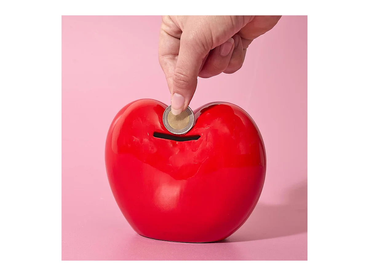 Tirelire cœur rouge style kawaii en céramique brillante