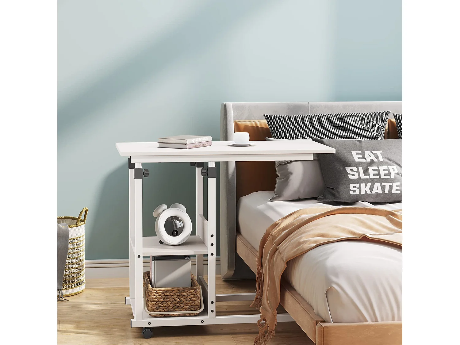 Table Roulante, Table d'Appoint Mobile Réglable en Hauteur, Table Multiusage avec 4 roulettes et 2 Étagères de Rangement pour Canapé/Lit/Balcon-Blanc