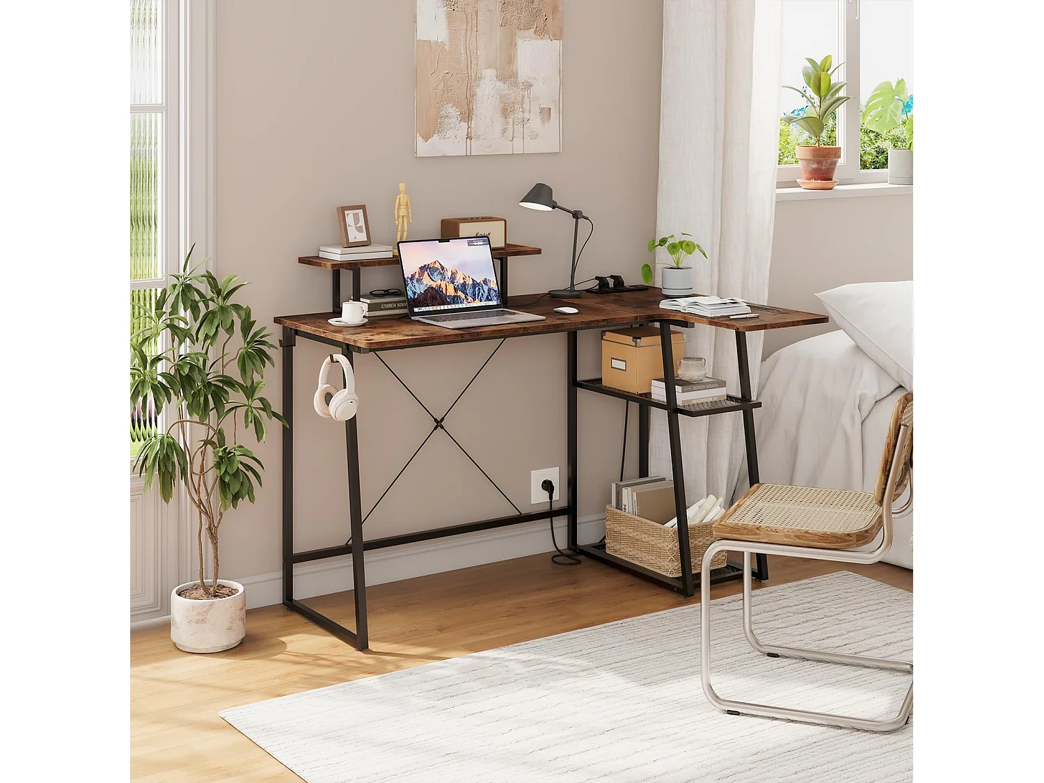 Bureau d’angle en L marron avec étagère, port USB, prise, support écran et espace de rangement, idéal pour le jeu, la maison ou le bureau