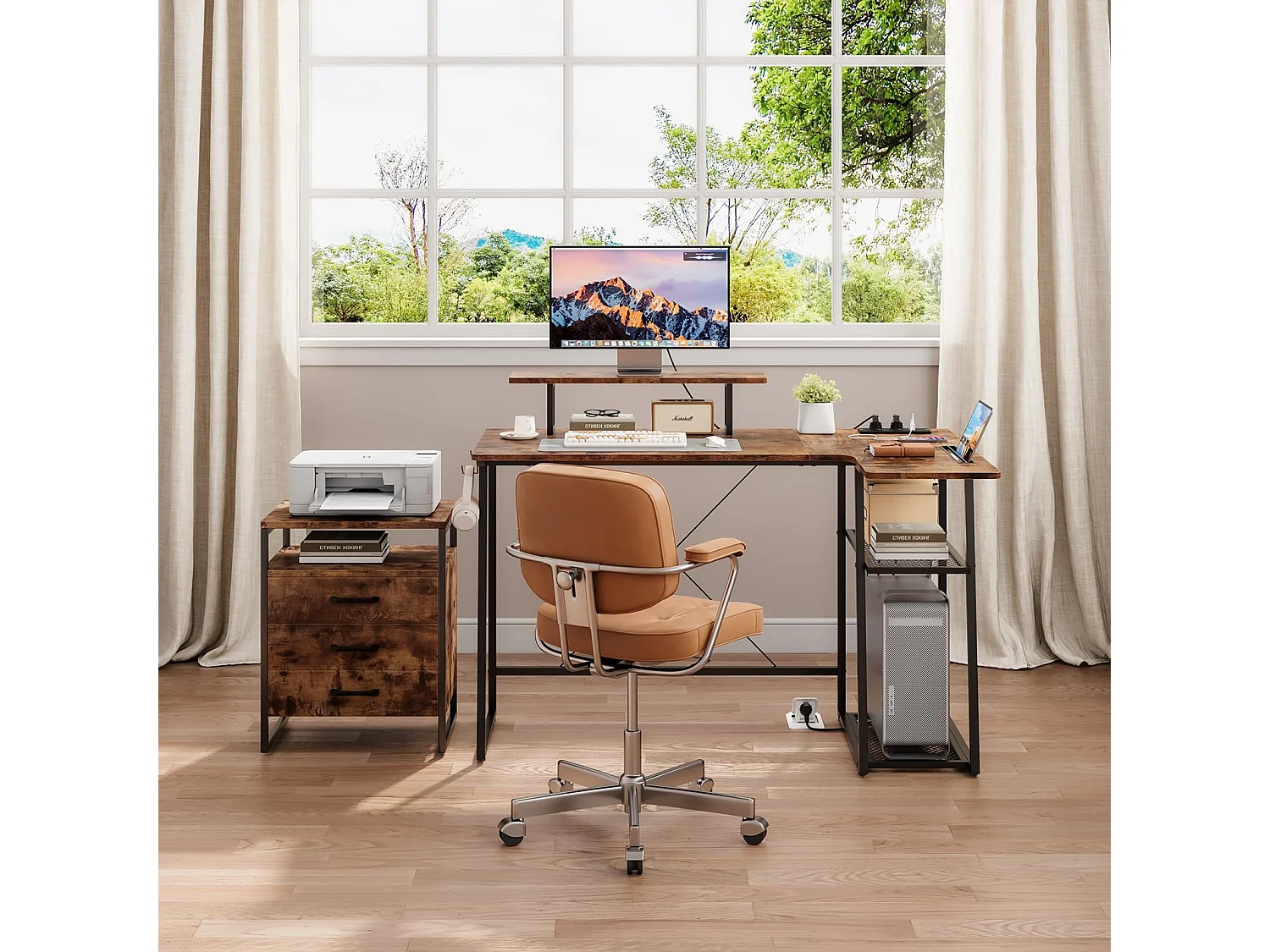 Bureau d’angle en L marron avec étagère, port USB, prise, support écran et espace de rangement, idéal pour le jeu, la maison ou le bureau