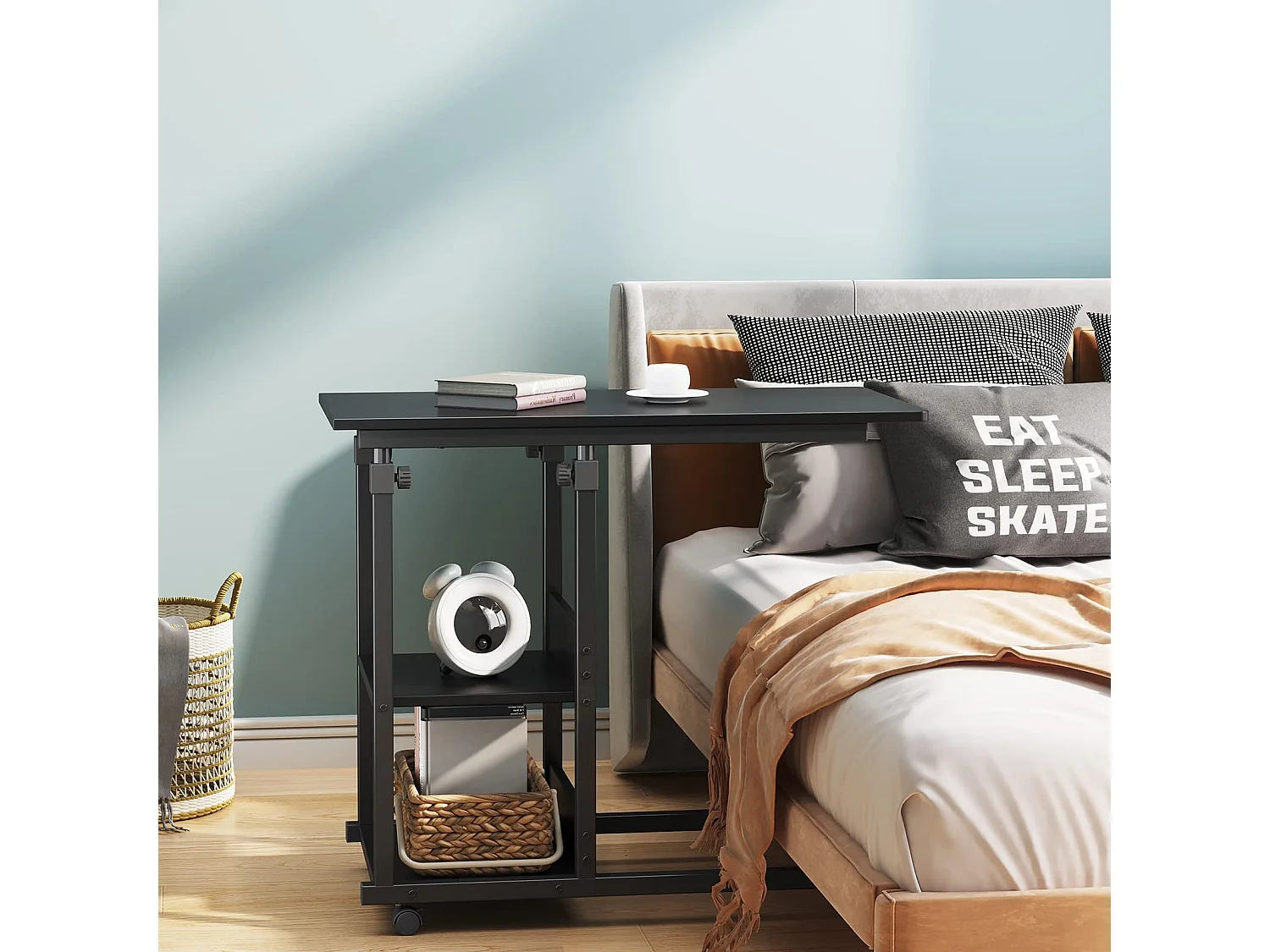 Tavolo girevole, tavolino laterale mobile regolabile in altezza, tavolo multiuso con 4 ruote e 2 ripiani portaoggetti per divano/letto/balcone - Nero