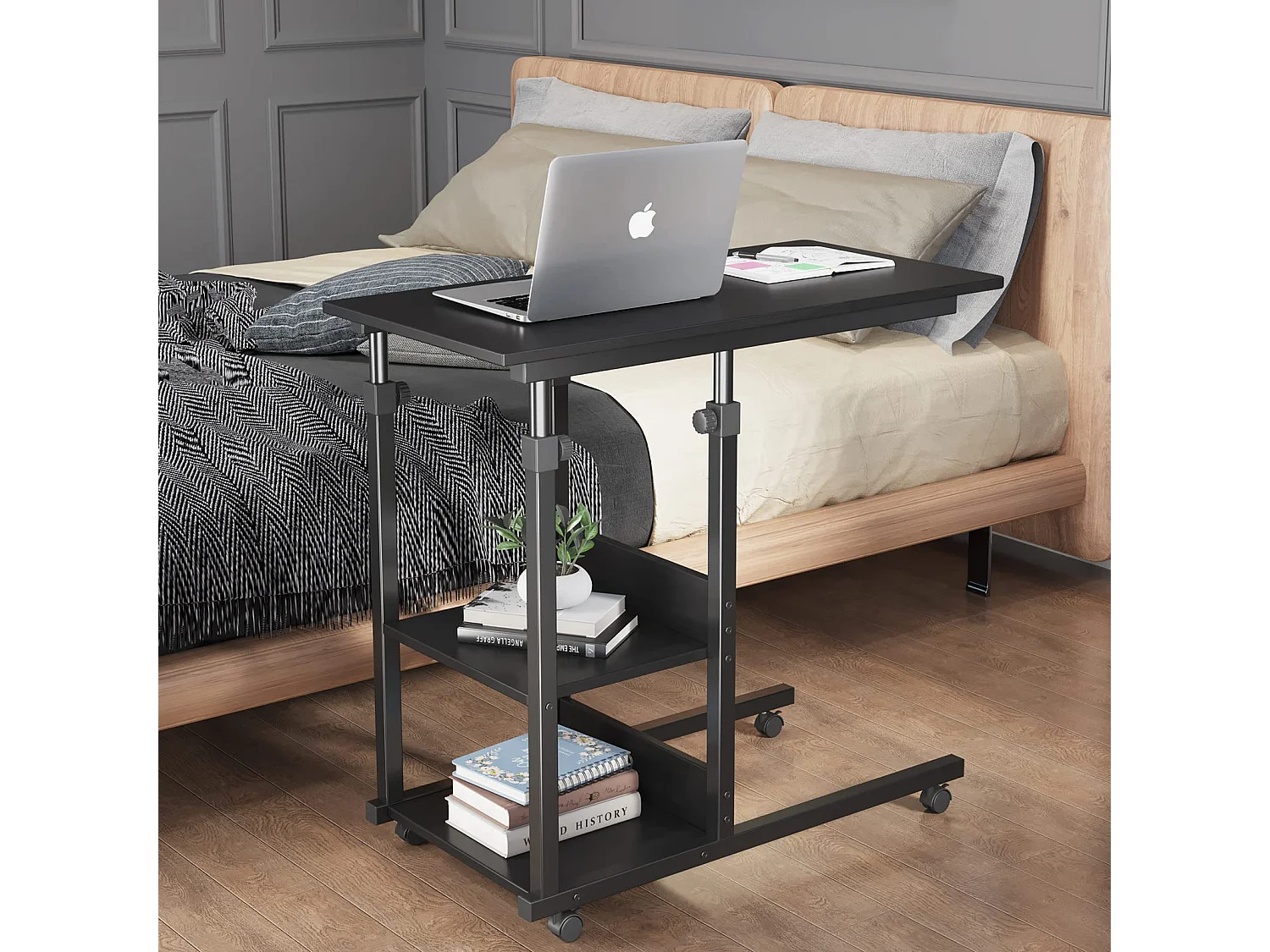 Tavolo girevole, tavolino laterale mobile regolabile in altezza, tavolo multiuso con 4 ruote e 2 ripiani portaoggetti per divano/letto/balcone - Nero