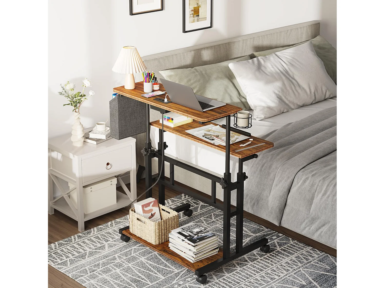 Bureau Debout Réglable en Hauteur Avec Prises et Roulettes - Assis-Debout, Plateau Inclinable 80 x 60 cm - Station de Travail Pour Ordinateur Portable