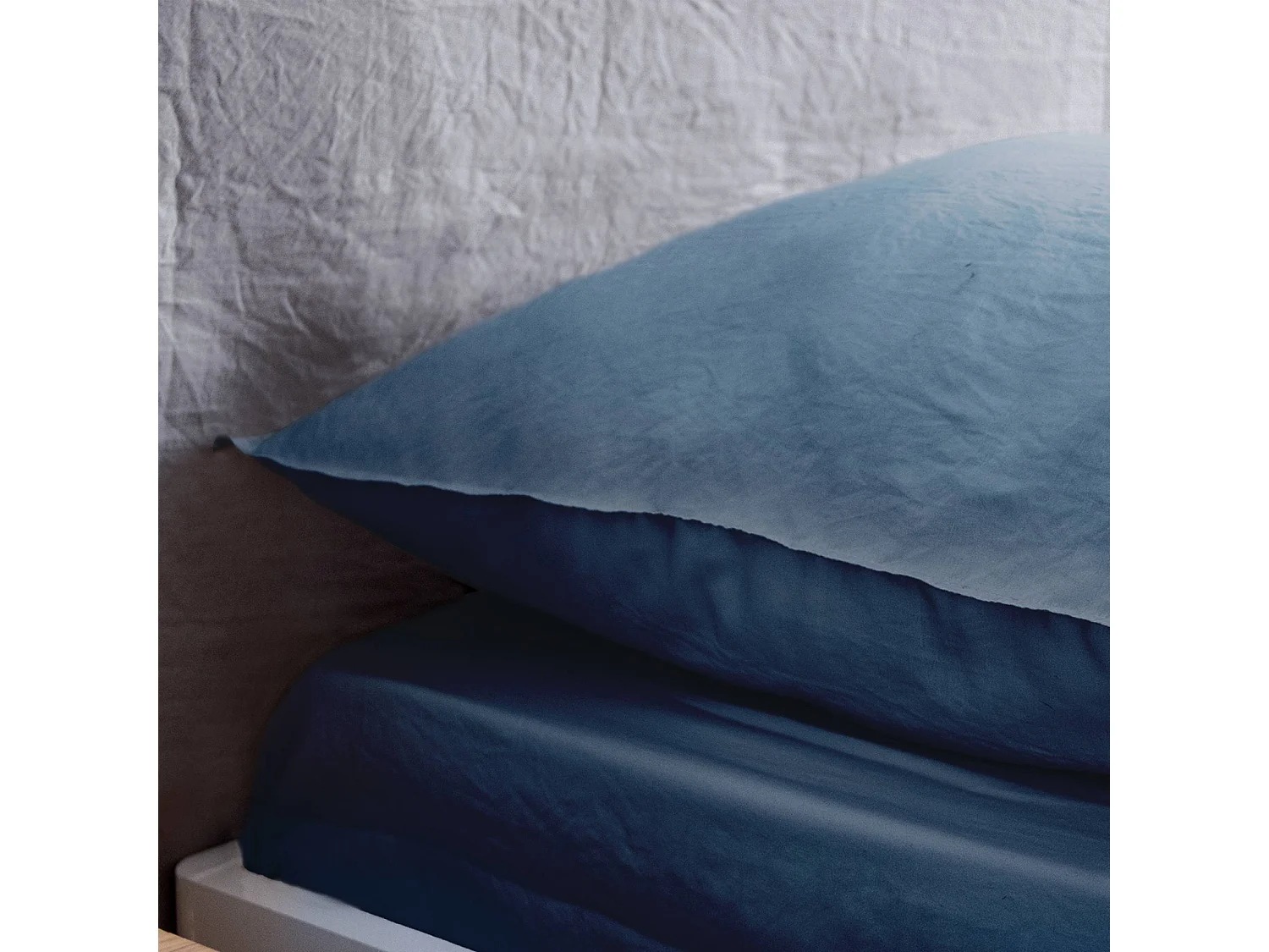 Parure de lit en microfibre lavée. bleu. 260 x 240cm pour lit 2 places avec 1 housse de couette et 2 taies d'oreillers