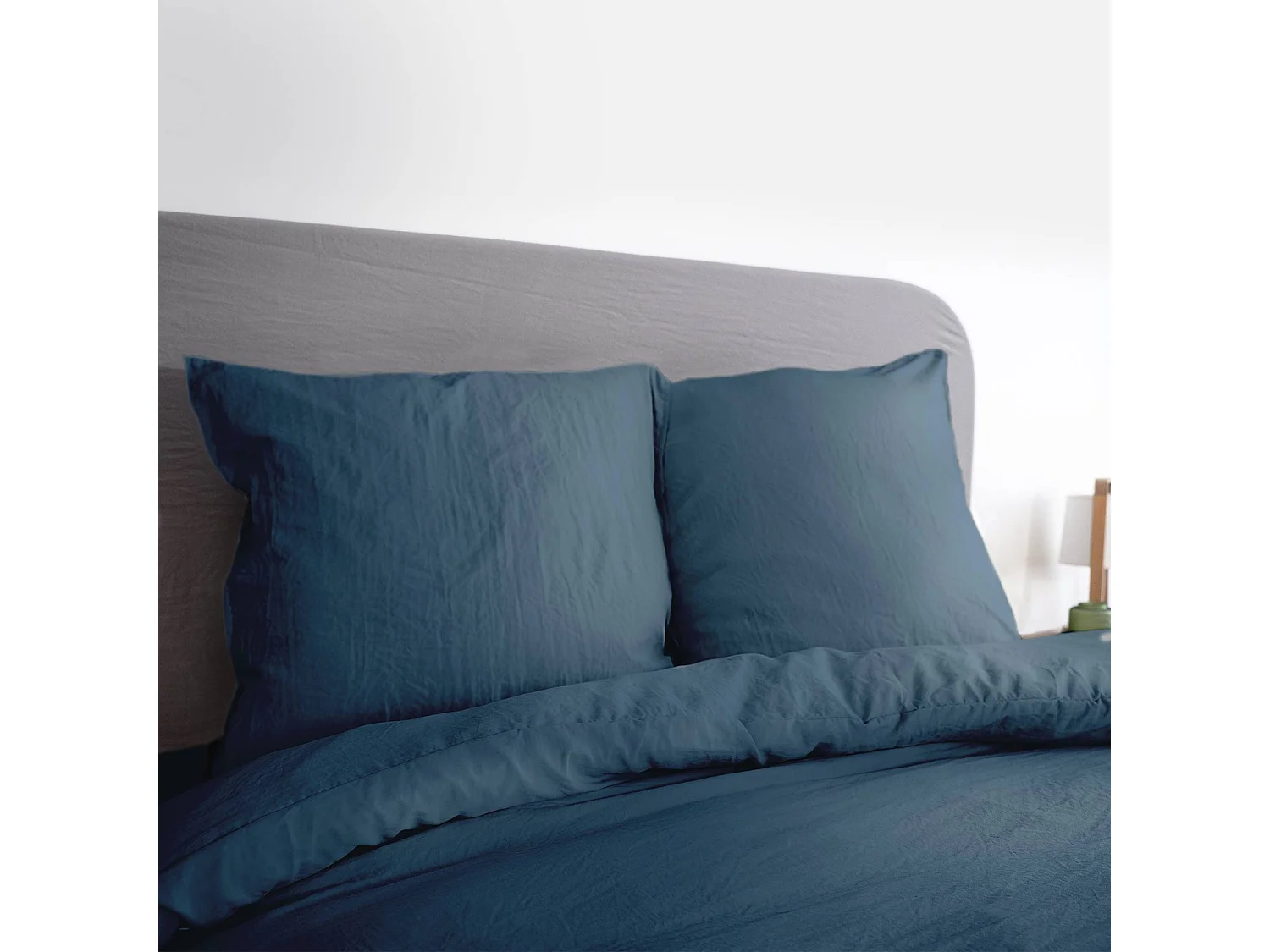 Parure de lit en microfibre lavée. bleu. 260 x 240cm pour lit 2 places avec 1 housse de couette et 2 taies d'oreillers