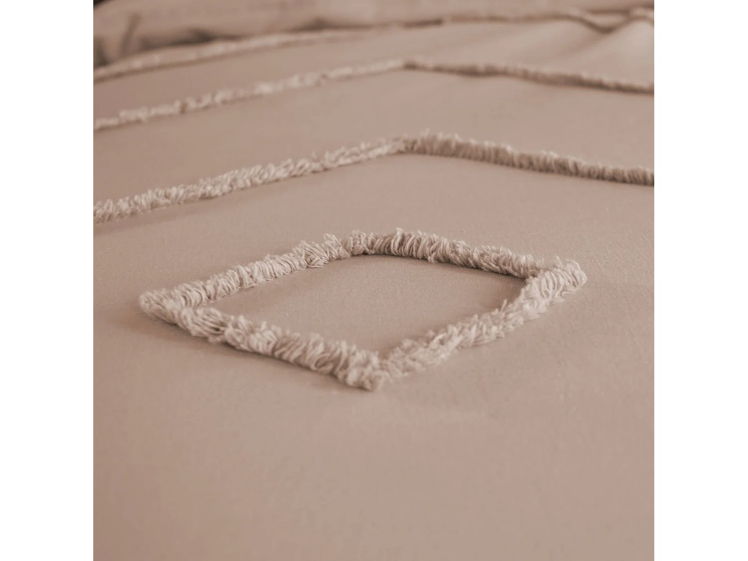 Parure de lit coton lavé tufté 2 places rose poudré motifs géométriques. 1 housse 240x220cm + 2 taies 63x63cm