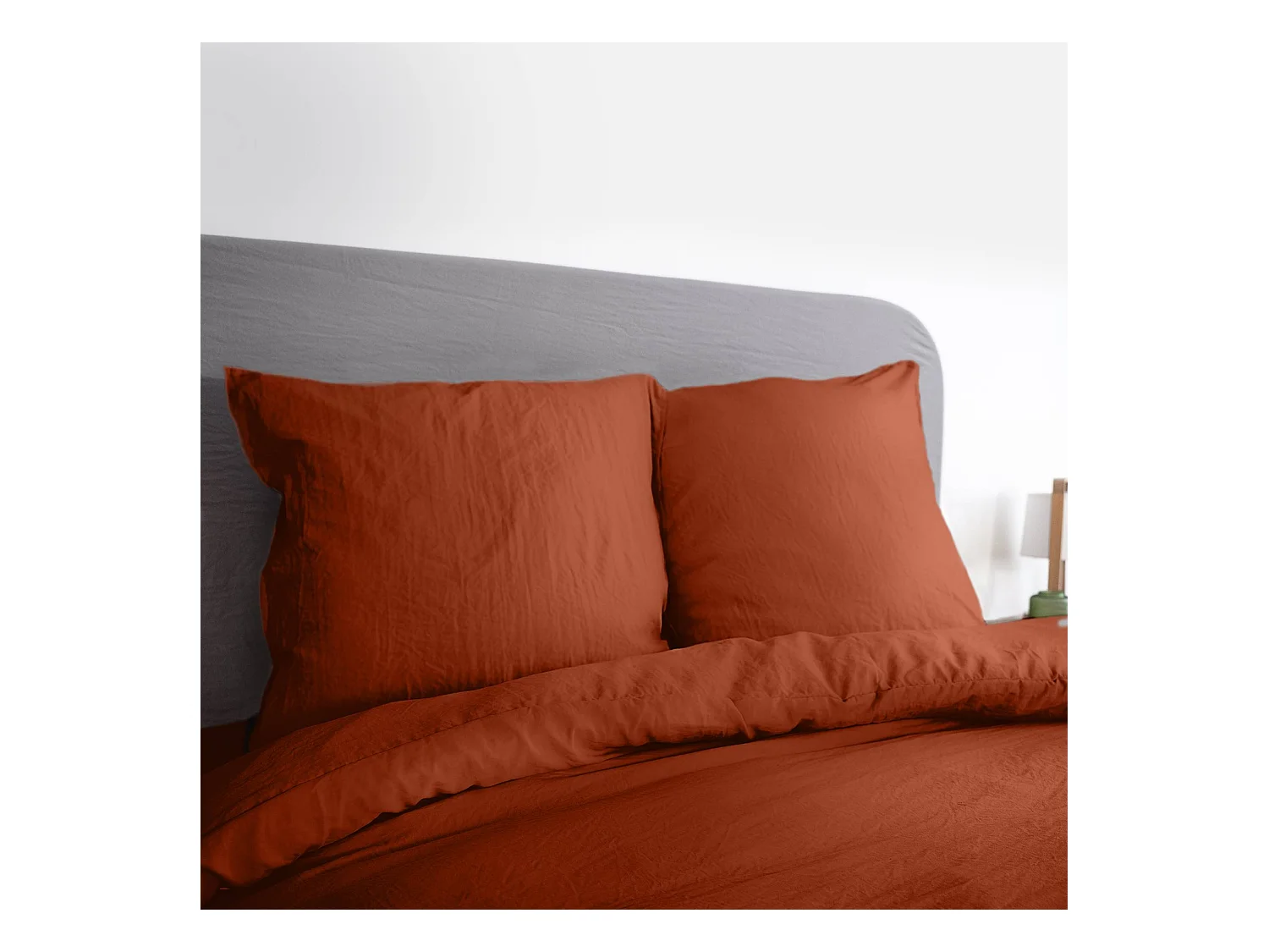 Parure de lit en microfibre lavée. terracotta. 240 x 220cm pour lit 2 places avec 1 housse de couette et 2 taies d'oreillers