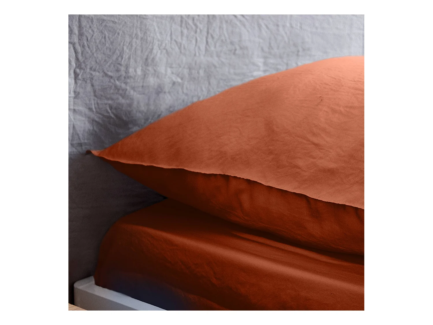 Parure de lit en microfibre lavée. terracotta. 240 x 220cm pour lit 2 places avec 1 housse de couette et 2 taies d'oreillers