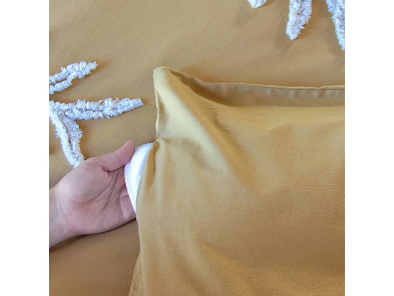 Parure de lit coton lavé tufté motifs végétaux 2 places moutarde. 1 housse 240x220cm + 2 taies 63x63cm