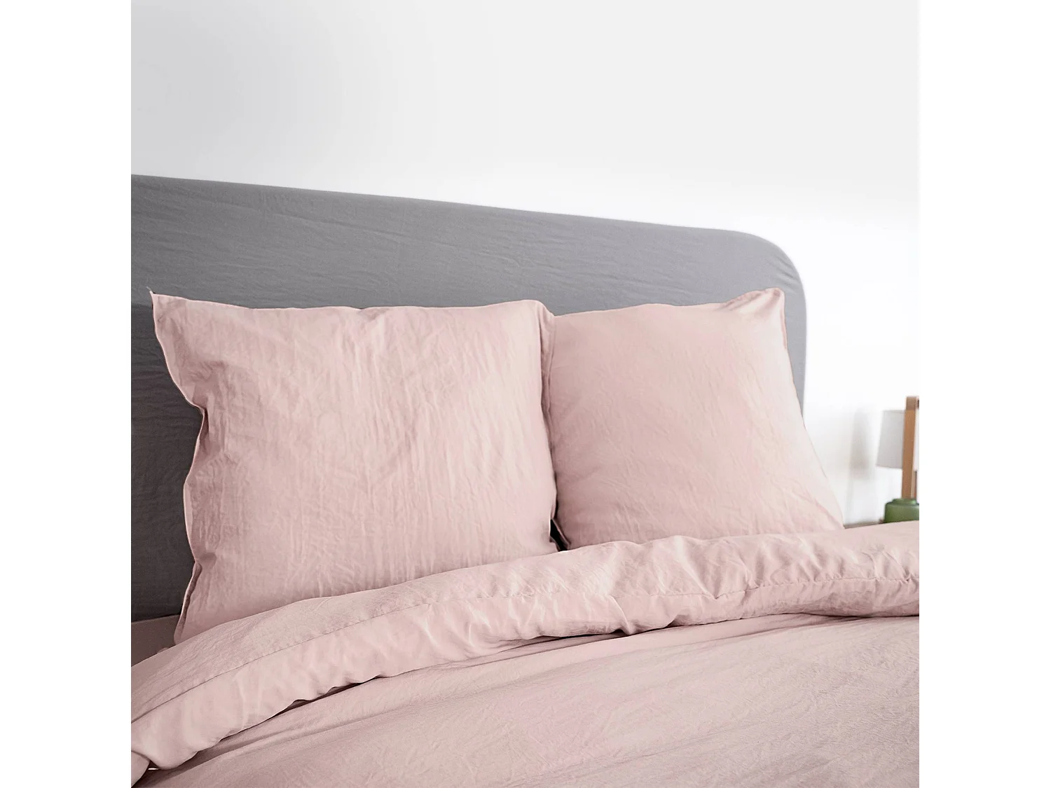 Parure de lit en microfibre lavée. rose poudré. 240 x 220cm pour lit 2 places avec 1 housse de couette et 2 taies d'oreillers