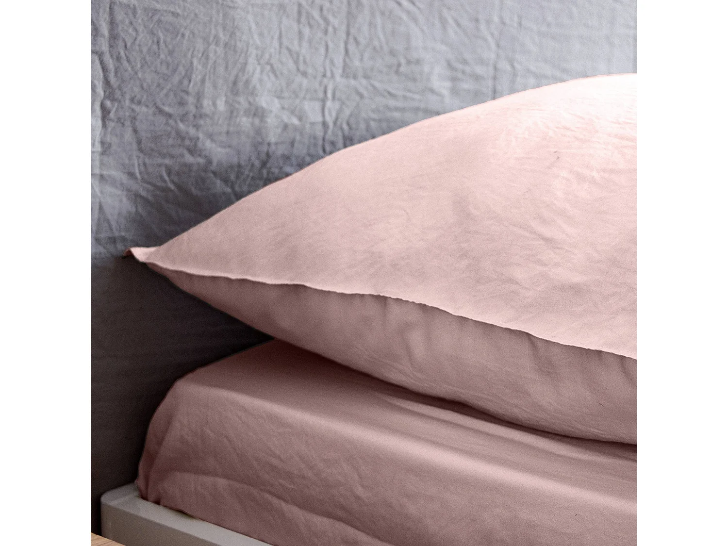 Parure de lit en microfibre lavée. rose poudré. 240 x 220cm pour lit 2 places avec 1 housse de couette et 2 taies d'oreillers