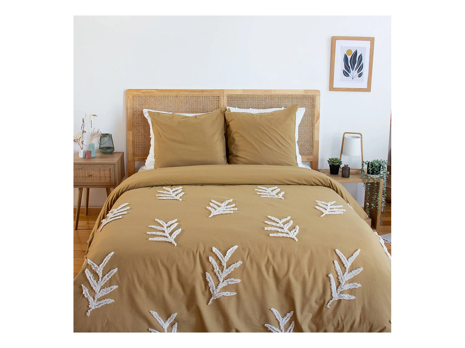 Parure de lit coton lavé tufté motifs végétaux 2 places moutarde. 1 housse 260x240cm + 2 taies 63x63cm