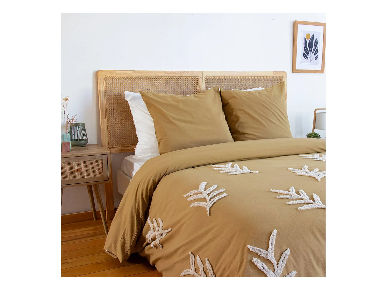 Parure de lit coton lavé tufté motifs végétaux 2 places moutarde. 1 housse 260x240cm + 2 taies 63x63cm